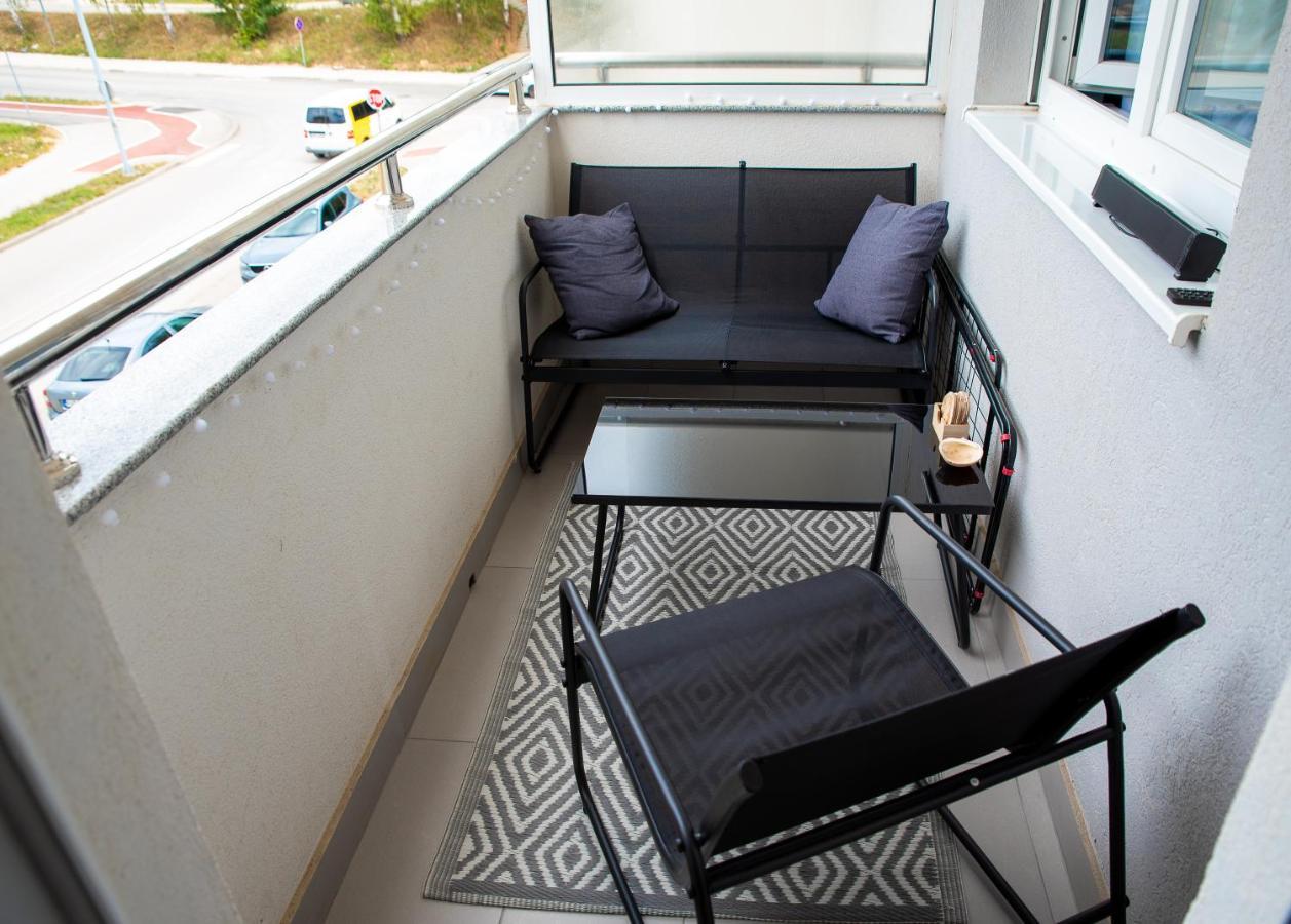 Athena Apartman Lukavica Екстериор снимка